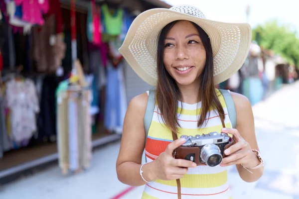 Young Asian Woman Tourist Using Vintage Camera Street Market — ストック写真