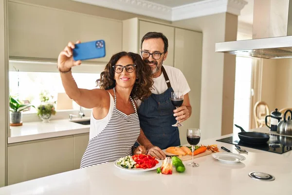 Μεσήλικες Ζευγάρι Ισπανόφωνοι Χαμογελώντας Σίγουροι Μαγείρεμα Και Κάνει Selfie Από — Φωτογραφία Αρχείου