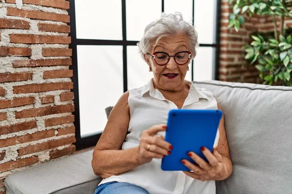 Starší Šedovlasá Žena Pomocí Touchpad Sedí Pohovce Doma — Stock fotografie