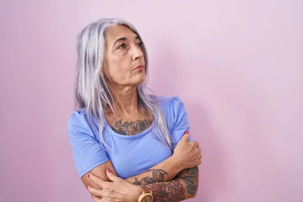 Mujer Mediana Edad Con Tatuajes Pie Sobre Fondo Rosa Mirando — Foto de Stock