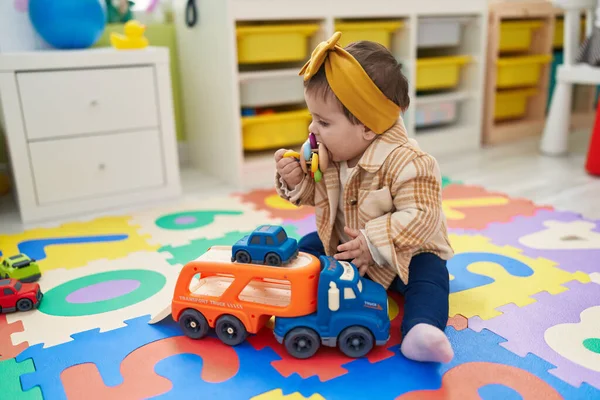 Liebenswert Blond Kleinkind Sitting Auf Boden Lutschen Spielzeug Kindergarten — Stockfoto