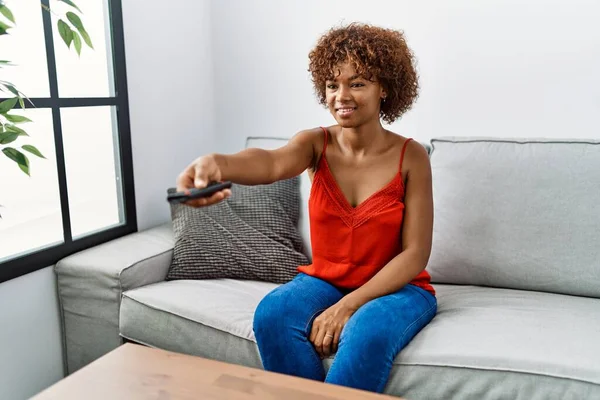 Young African American Woman Smiling Confident Watching Home — Fotografia de Stock
