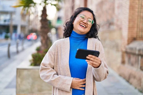Young Chinese Woman Smiling Confident Watching Video Smartphone Street — Stockfoto