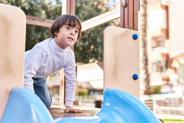 Criança Síndrome Jogando Slide Parque — Fotografia de Stock