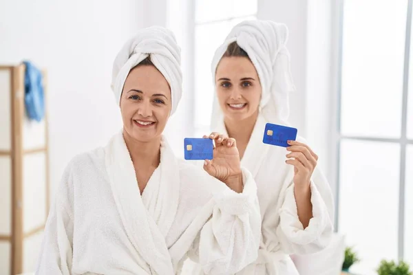 Middle Age Woman Daughter Wearing Bathrobe Holding Credit Card Looking — Foto Stock