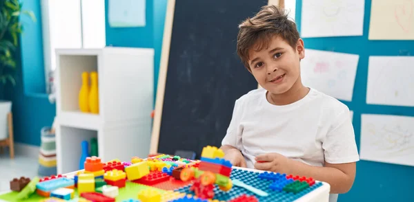Adorable Hispanic Boy Playing Construction Blocks Sitting Table Kindergarten — ストック写真