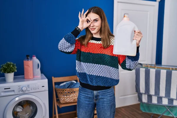 Joven Chica Hispana Sosteniendo Botella Detergente Sonriendo Feliz Haciendo Bien —  Fotos de Stock