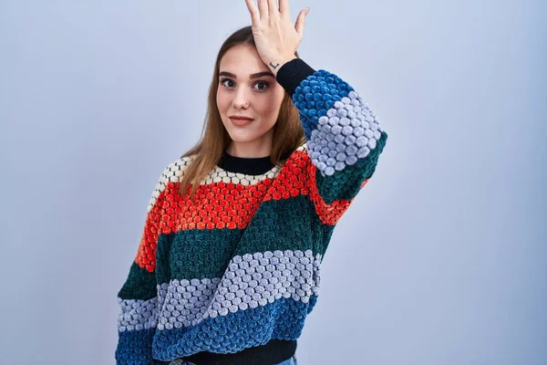 Young Hispanic Girl Standing Blue Background Surprised Hand Head Mistake — Fotografia de Stock