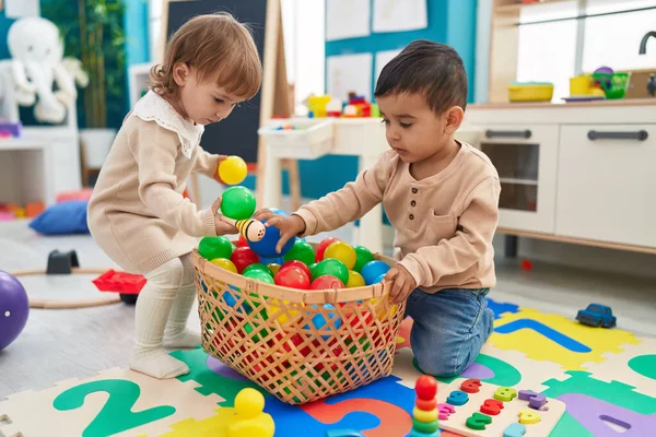 Duas Crianças Brincando Com Bolas Jardim Infância — Fotografia de Stock