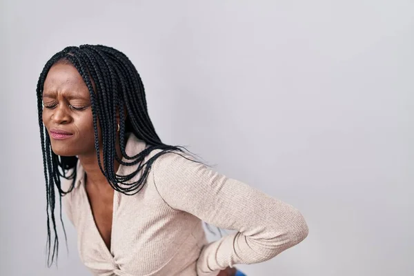 Африканская Женщина Косичками Стоя Белом Фоне Страдает Боли Спине Касаясь — стоковое фото