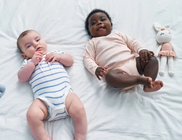 Deux Adorables Bébés Souriants Confiants Allongés Sur Lit Dans Chambre — Photo