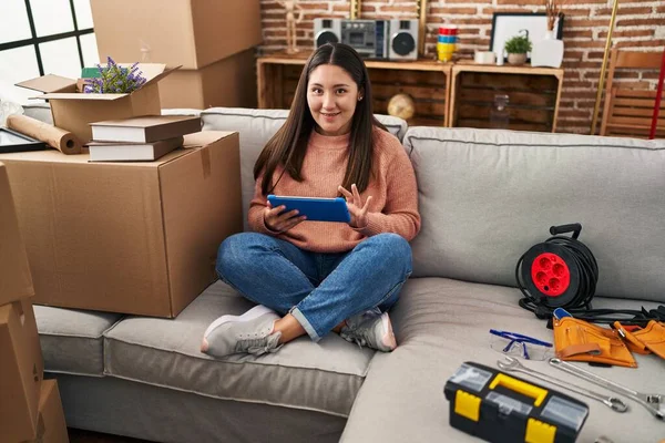Young Hispanic Woman Using Touchpad Sitting Sofa New Home — Stockfoto