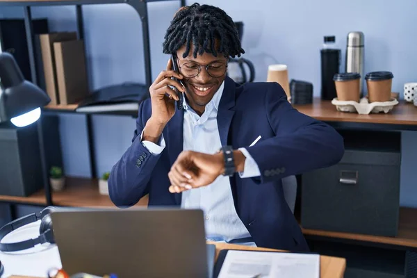 Afrikanischer Geschäftsmann Spricht Auf Dem Smartphone Und Schaut Ins Büro — Stockfoto