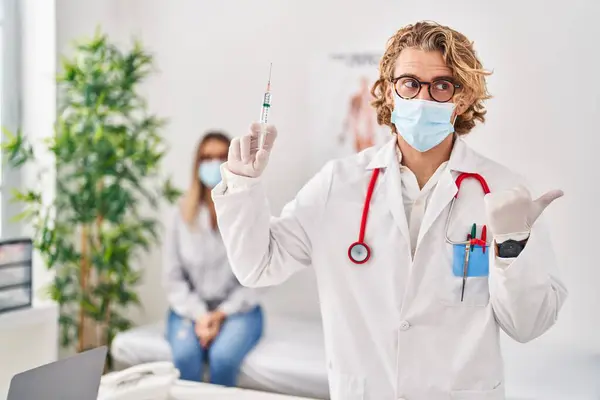 Blond Man Wearing Doctor Uniform Medical Mask Holding Syringe Pointing — Stok fotoğraf