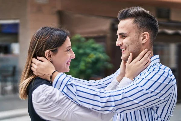 Mężczyzna Kobieta Para Uśmiechając Pewny Siebie Przytulając Się Ulicy — Zdjęcie stockowe