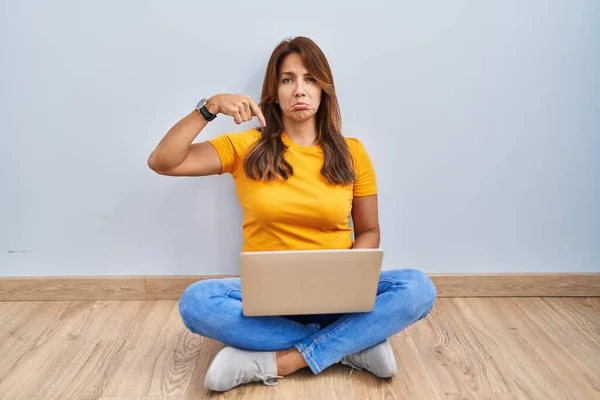 Mujer Hispana Usando Portátil Sentada Suelo Casa Apuntando Hacia Abajo —  Fotos de Stock