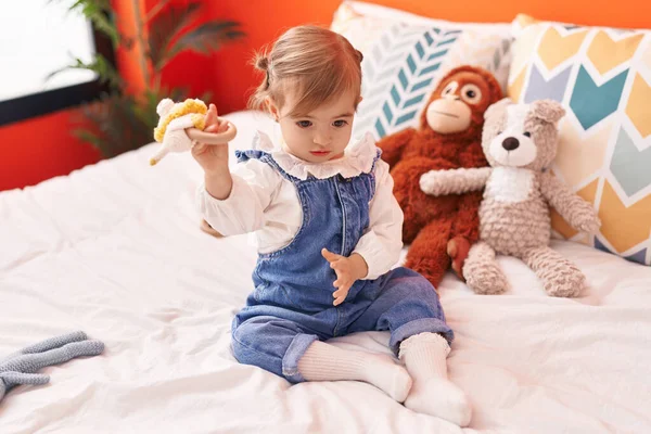 Liebenswert Blonde Kleinkind Spielt Mit Spielzeug Sitzen Auf Bett Schlafzimmer — Stockfoto