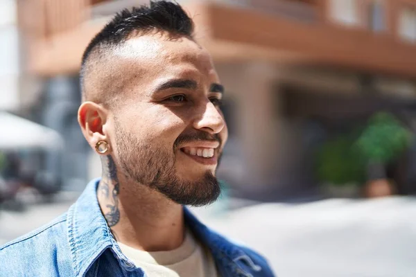Mladý Hispánec Usmívá Sebevědomě Ukazuje Prsty Ulici — Stock fotografie