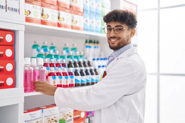 Joven Hombre Árabe Farmacéutico Sonriendo Seguro Organizar Estanterías Farmacia — Foto de Stock