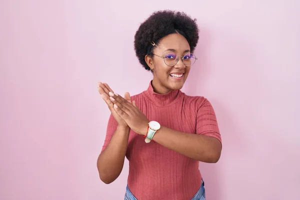 Beautiful African Woman Curly Hair Standing Pink Background Clapping Applauding — Stock Photo, Image
