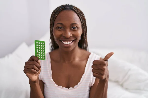 Mujer Afroamericana Sosteniendo Píldoras Anticonceptivas Sonriendo Feliz Positivo Pulgar Hacia — Foto de Stock