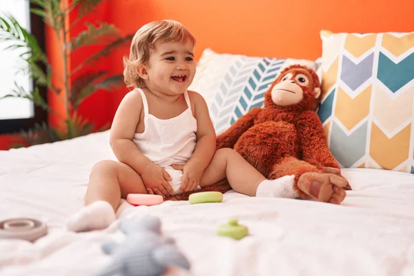 Adorable Niño Hispano Sonriendo Confiado Sentado Cama Dormitorio — Foto de Stock