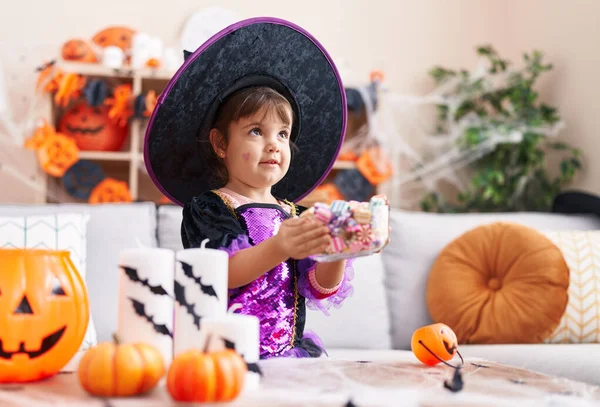 Cadılar Bayramı Kostümü Giyen Sevimli Spanyol Kız Evde Şeker Tutuyor — Stok fotoğraf