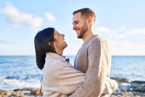 Hombre Mujer Pareja Sonriendo Confiado Abrazándose Pie Orilla Del Mar —  Fotos de Stock
