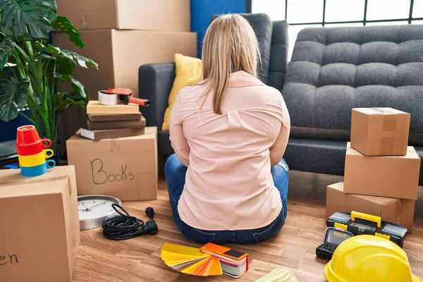 Young Hispanic Woman Moving New Home Sitting Floor Standing Backwards —  Fotos de Stock