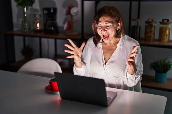 Mulher Hispânica Meia Idade Usando Laptop Casa Noite Celebrando Louco — Fotografia de Stock