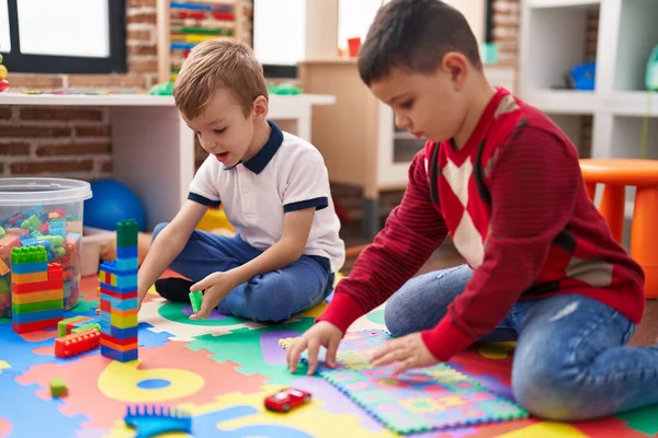 Två Barn Leker Med Byggklossar Och Matematik Pusselspel Sitter Golvet — Stockfoto