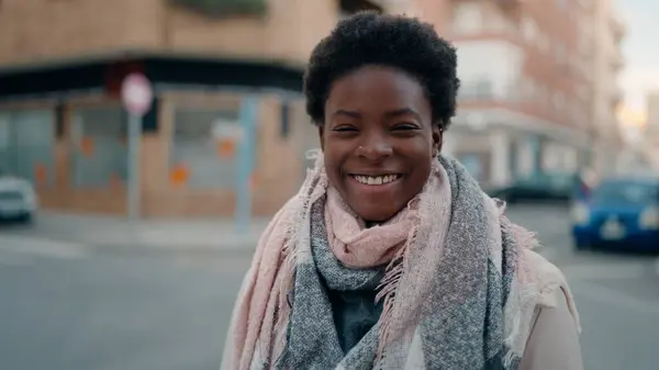 Jovem Afro Americana Sorrindo Confiante Rua — Fotografia de Stock