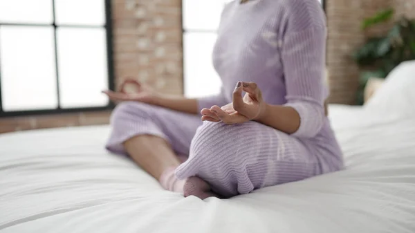 Femeie Afro Americană Face Exerciții Yoga Stând Pat Dormitor — Fotografie, imagine de stoc