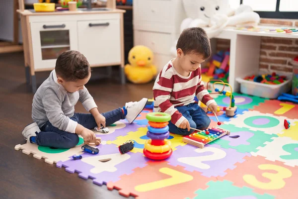 Zwei Kinder Spielen Xylophon Und Halten Autospielzeug Auf Dem Boden — Stockfoto