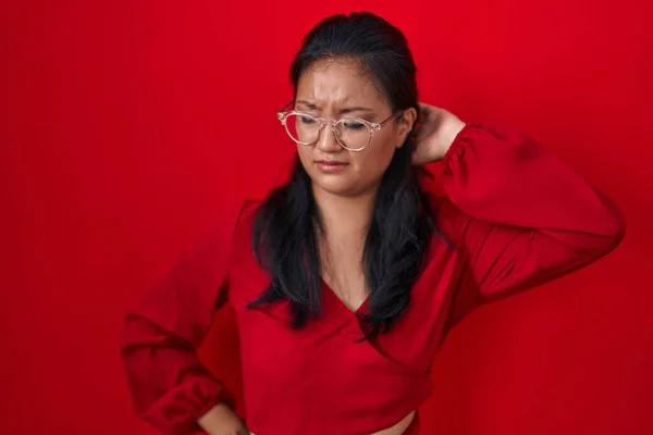 Asiatique Jeune Femme Debout Sur Fond Rouge Souffrant Douleur Cou — Photo