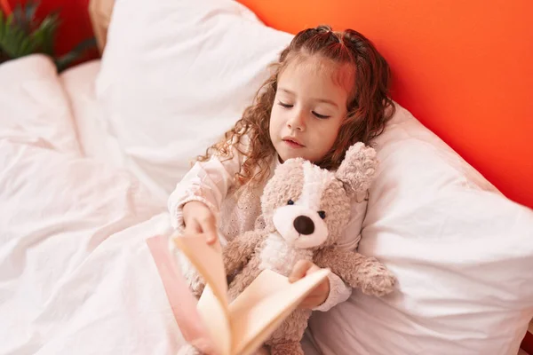 Bedårande Blont Barn Läser Bok Liggande Sängen Med Nalle Sovrummet — Stockfoto
