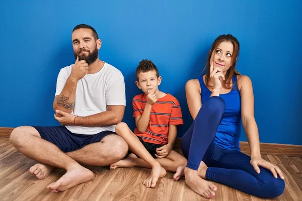 Family Three Sitting Floor Home Hand Chin Thinking Question Pensive — Stok fotoğraf