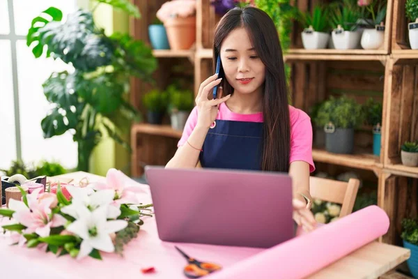 Wanita Muda Cina Penjual Bunga Berbicara Smartphone Menggunakan Laptop Toko — Stok Foto