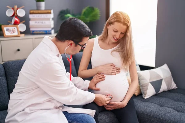 Άνδρας Και Γυναίκα Γιατρός Και Έγκυος Ασθενής Auscultating Μωρό Στο — Φωτογραφία Αρχείου