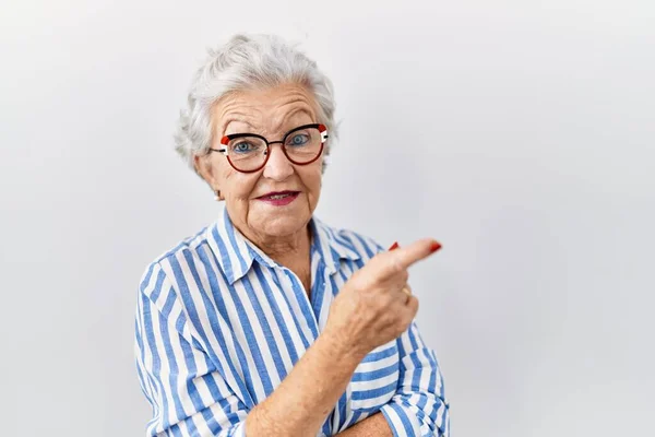 Donna Anziana Con Capelli Grigi Piedi Sfondo Bianco Con Grande — Foto Stock