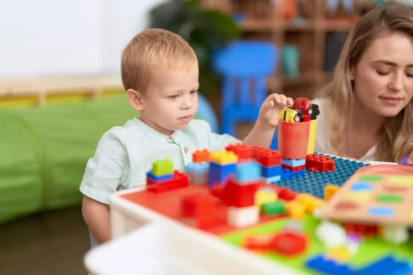 Teacher Toddler Playing Construction Blocks Sitting Table Kindergarten — Foto Stock