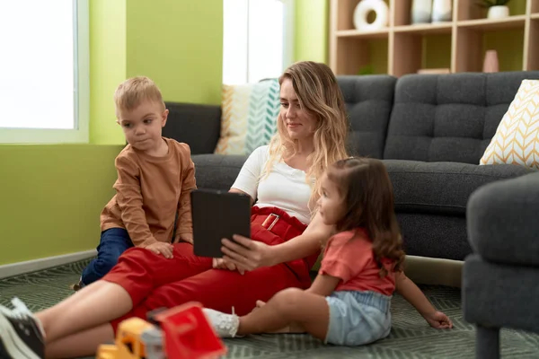Frau Mit Mädchen Und Junge Sitzt Hause Mit Touchpad Auf — Stockfoto