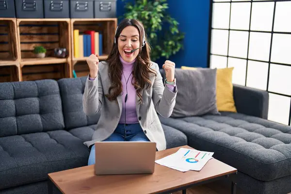 Jovem Morena Trabalhando Usando Laptop Computador Gritando Orgulhoso Celebrando Vitória — Fotografia de Stock