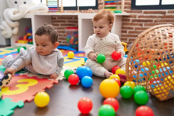 Dois Bebês Adoráveis Brincando Com Bolas Sentadas Chão Jardim Infância — Fotografia de Stock