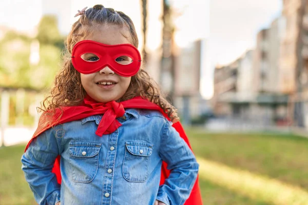 Sevimli Sarışın Bebek Gülümsüyor Parkta Süper Kahraman Kıyafeti Giyiyor — Stok fotoğraf