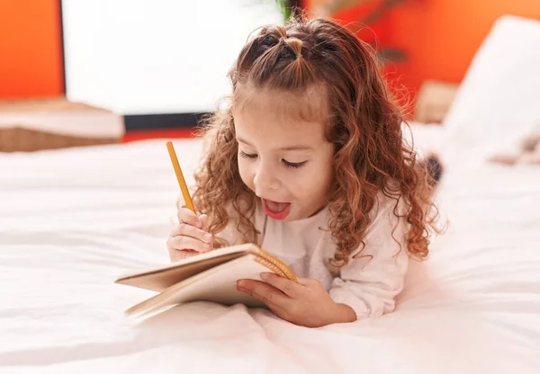 Adorável Criança Loira Escrevendo Caderno Deitado Cama Quarto — Fotografia de Stock