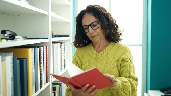 Middle Age Hispanic Woman Teacher Reading Book Library University — 图库照片