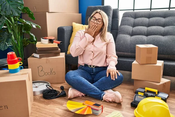 Young Hispanic Woman Moving New Home Sitting Floor Bored Yawning — Stock Photo, Image