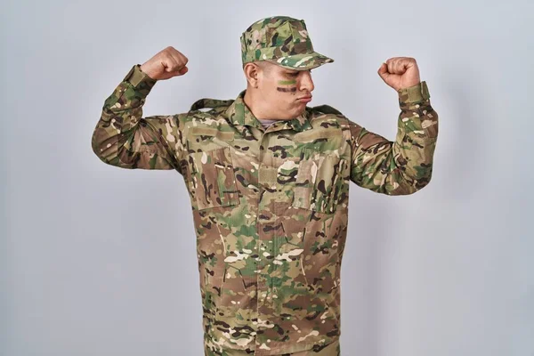 Hispanic Young Man Wearing Camouflage Army Uniform Showing Arms Muscles — Foto de Stock