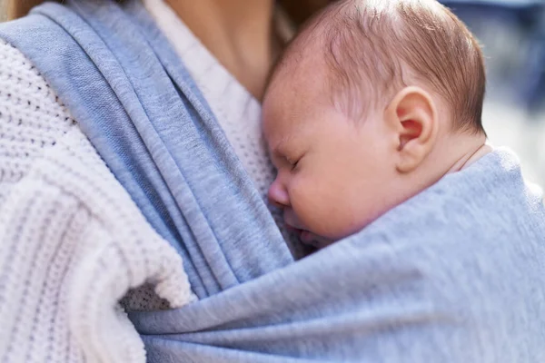Anne Oğlu Sokakta Uyuyan Bebek — Stok fotoğraf